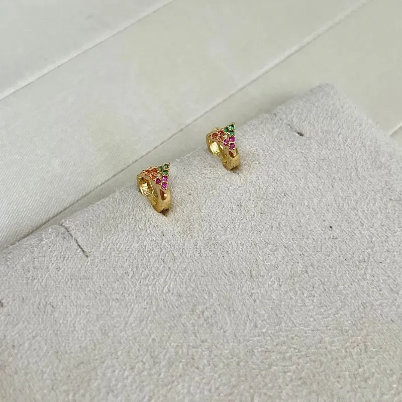 BRINCO ARGOLA COM TRIÂNGULO COLORIDO