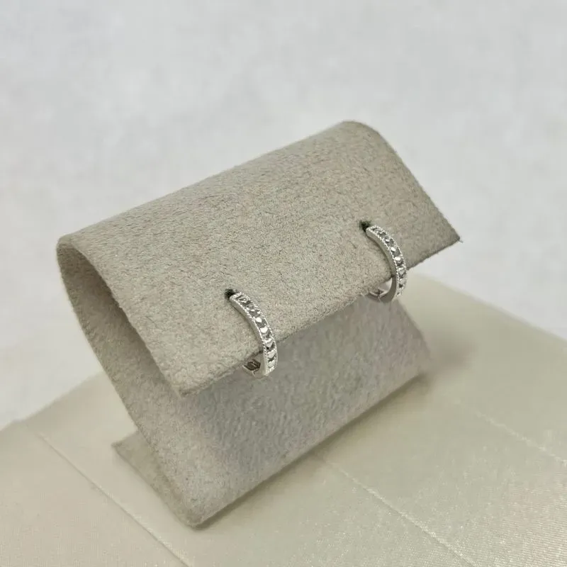 BRINCO ARGOLA FINA COM CORAÇÕES