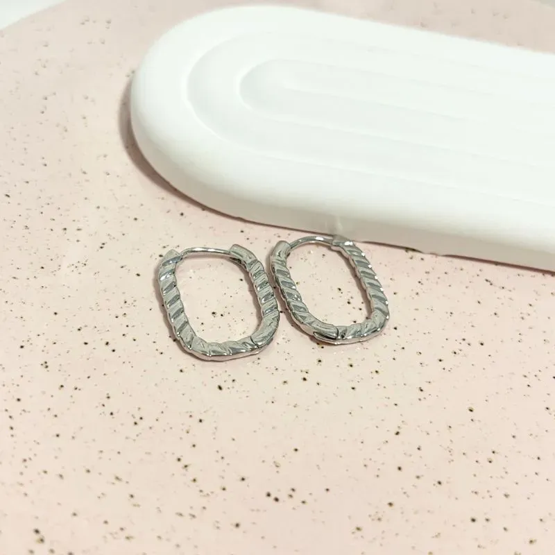 BRINCO ARGOLA FINA TORCIDA 2,5CM