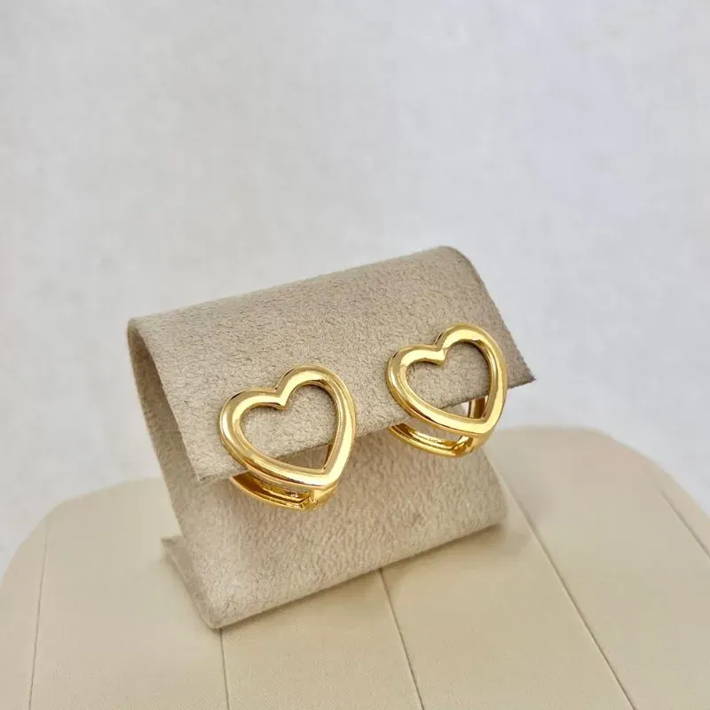 BRINCO ARGOLA FORMATO CORAÇÃO LISO VAZADO