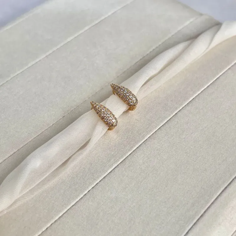 BRINCO ARGOLA GOTA LONGA CRAVEJADA