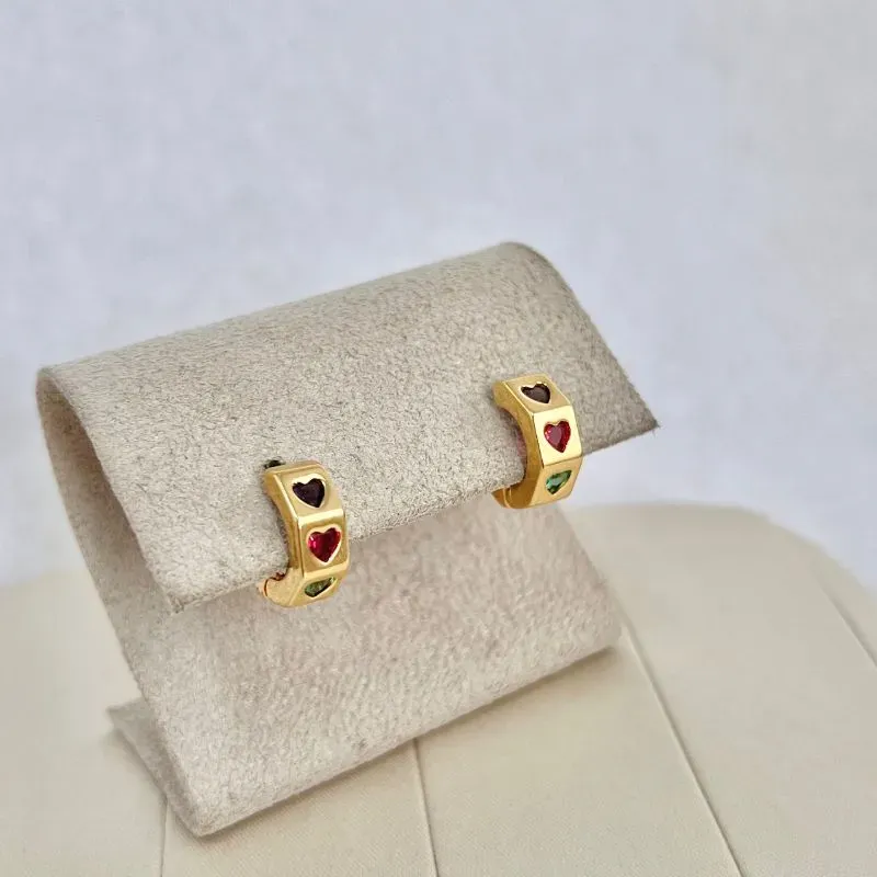 BRINCO ARGOLA LADOS COM CORAÇÃO EM PEDRA