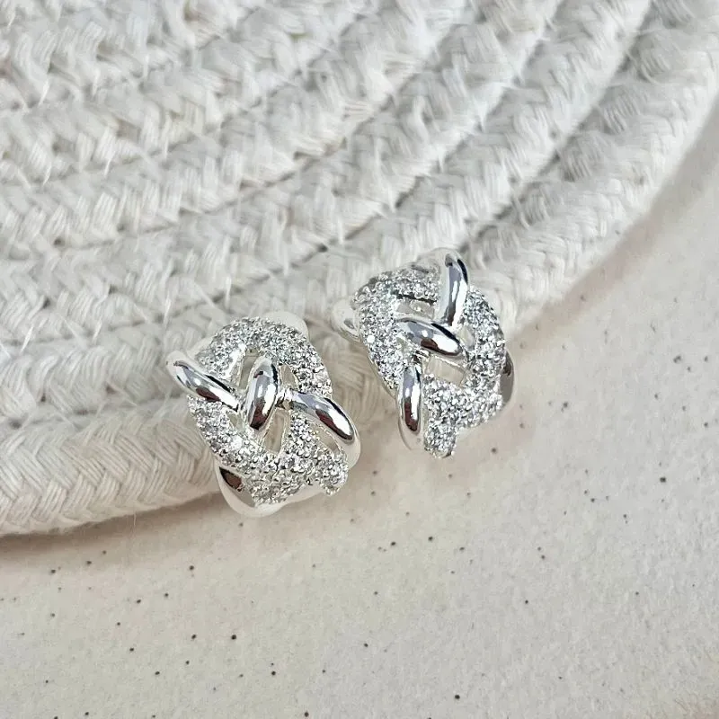 BRINCO ARGOLA PINO TRANÇADA COM MICRO ZIRCONIAS