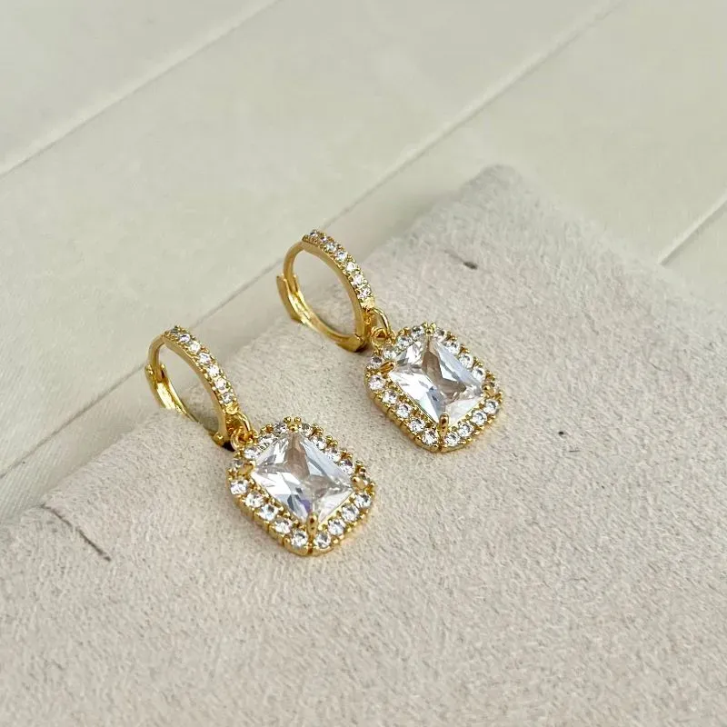 BRINCO ARGOLA ZIRCONIAS COM PINGENTE RETANGULAR PRINCESA