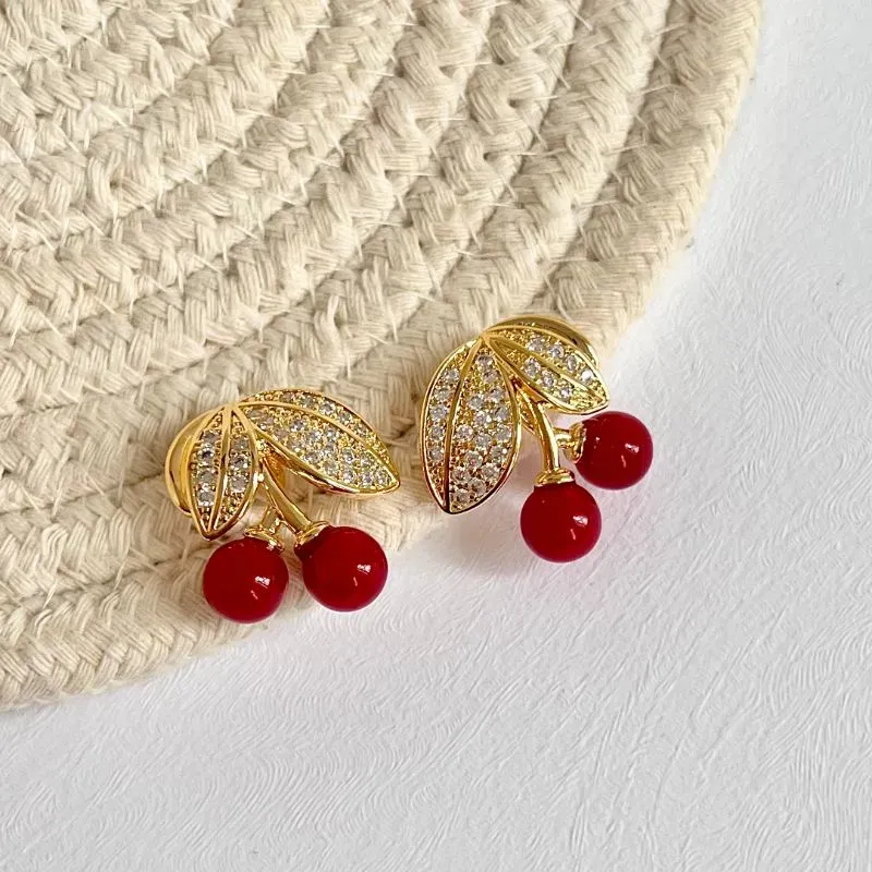 BRINCO CEREJA CRAVEJADO E PEDRAS VERMELHAS