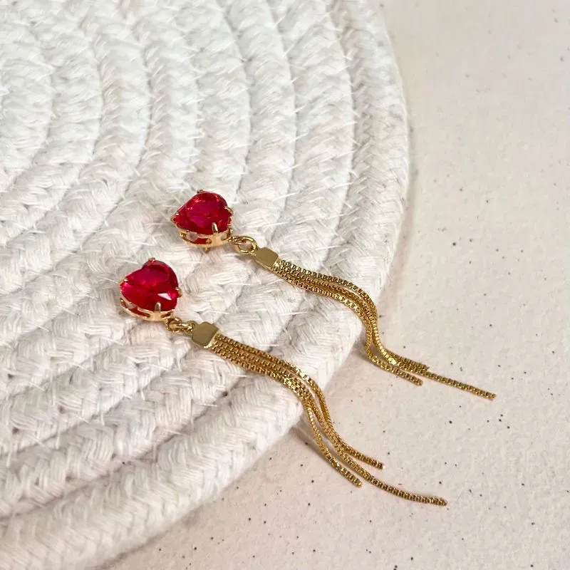 BRINCO CORAÇÃO VERMELHO EM PEDRA E FRANJA DE VENEZIANA