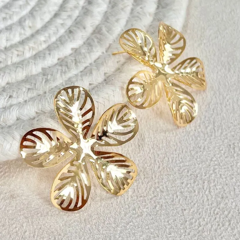 BRINCO FLOR COM DETALHES VAZADOS