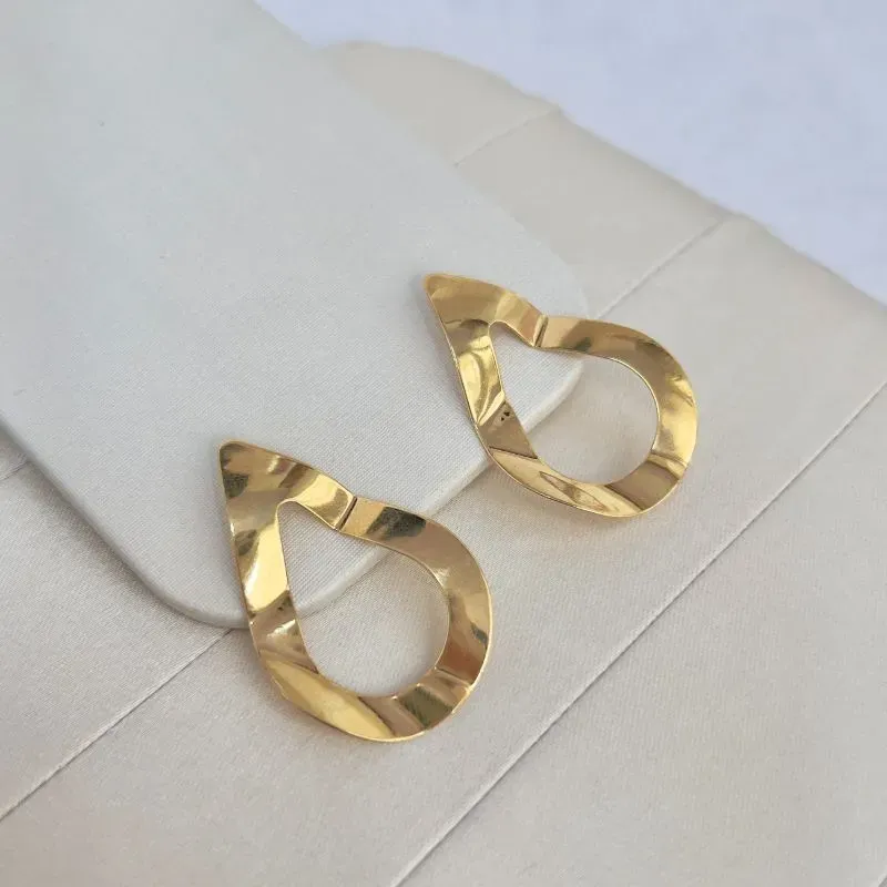 BRINCO GOTA VAZADA CHAPA AMASSADA