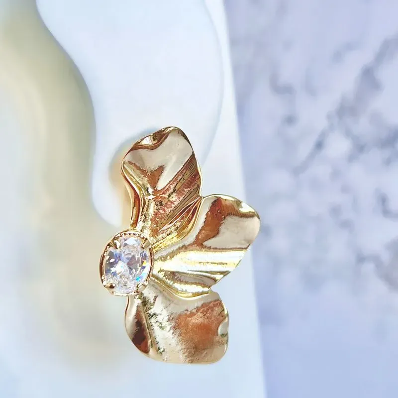 BRINCO MEIA FLOR COM PEDRA DE ZIRCONIA