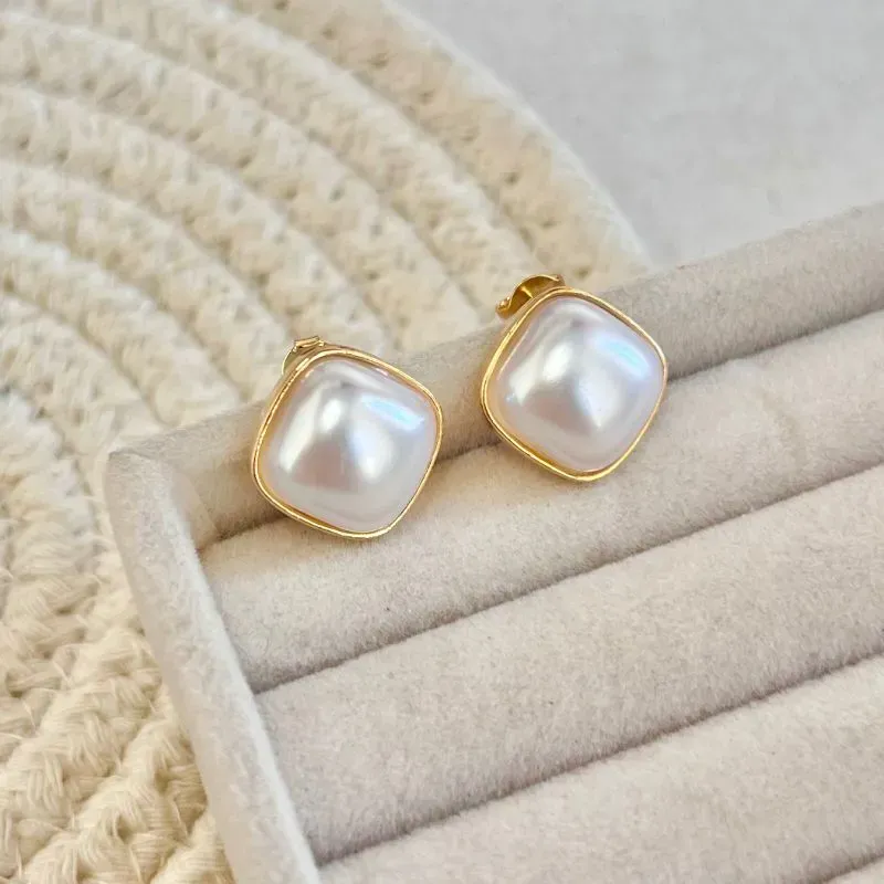 BRINCO MEIA PÉROLA QUADRADA 14MM