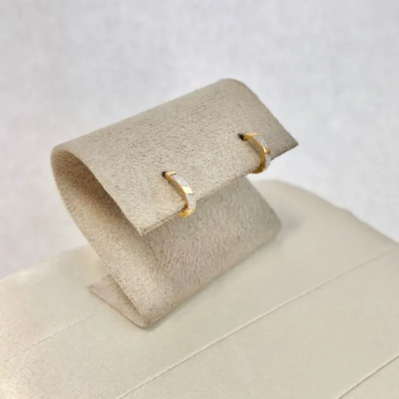 BRINCO MINI ARGOLA TRABALHADA E COM CANETA DE RODIO