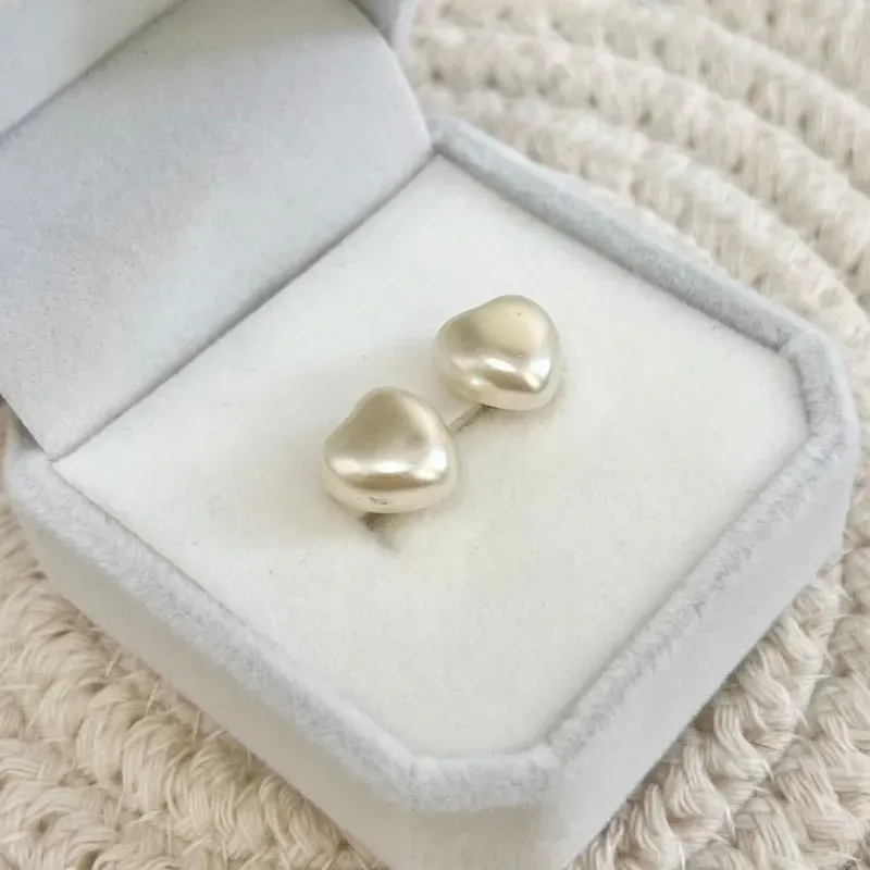 BRINCO PEROLA CORAÇÃO DE PEROLA