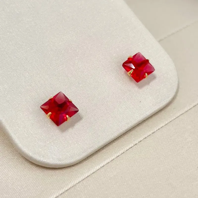 BRINCO ZIRCONIA QUADRADA 8MM - VERMELHO