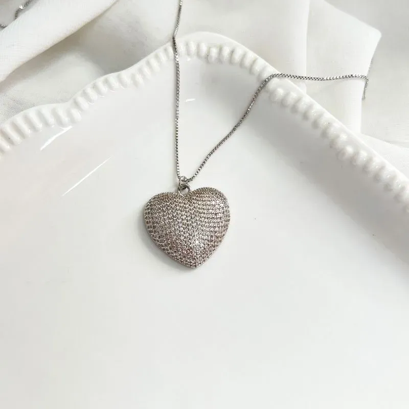 COLAR COM PINGENTE DE CORAÇÃO CRAVEJADO