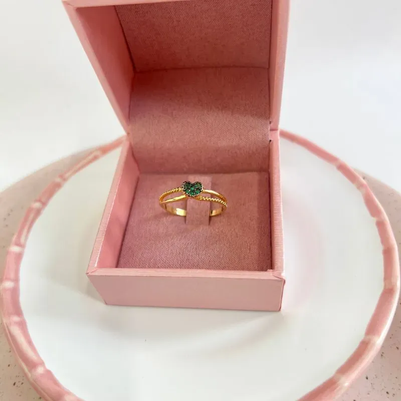 ANEL SOLITÁRIO CORAÇÃO MICRO ZIRCONIAS VERDES