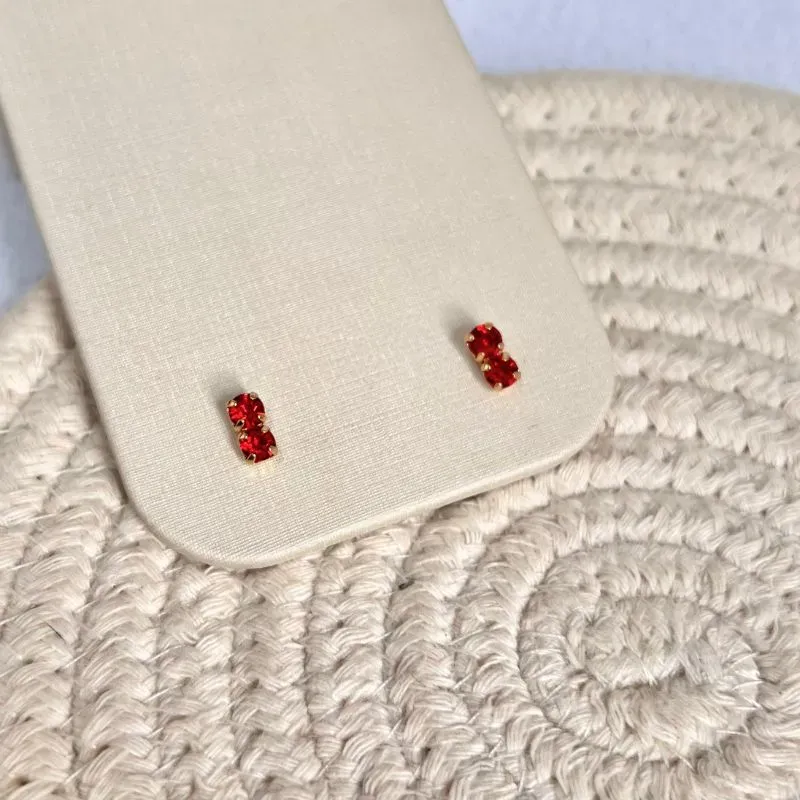 BRINCO 2 PONTOS STRASS VERMELHO PEQUENO