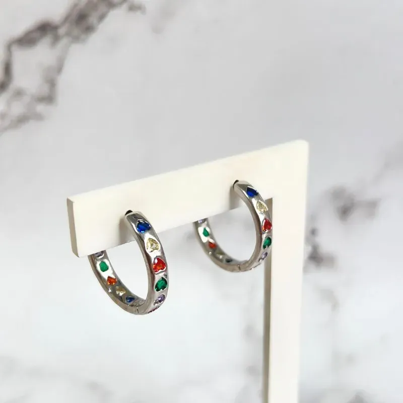 BRINCO ARGOLA ARTICULADA CORAÇÕES COLORIDOS 2,5CM