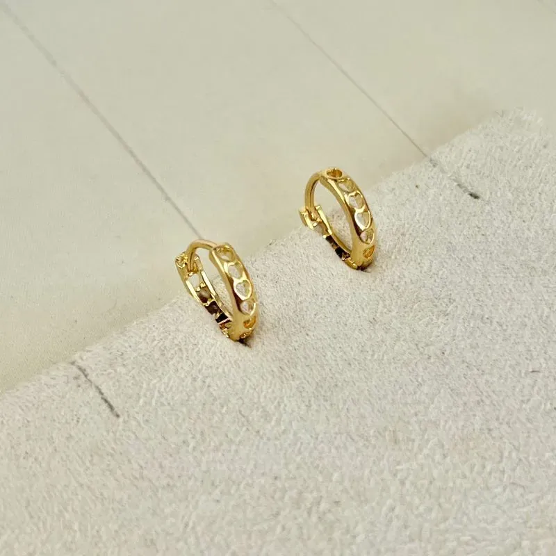 BRINCO ARGOLA ARTICULADA FINA CORAÇÕES VAZADOS