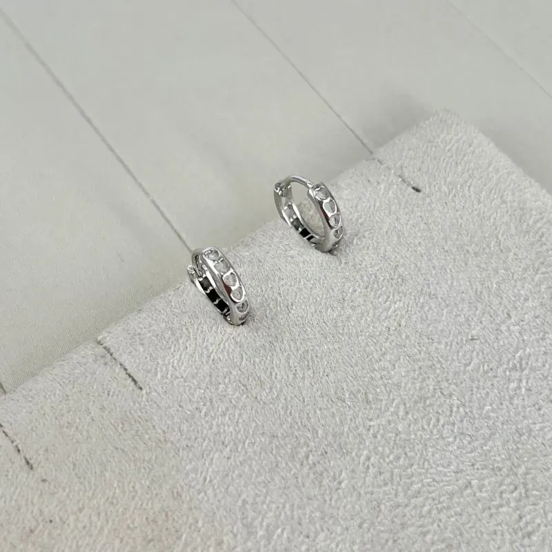 BRINCO ARGOLA ARTICULADA FINA CORAÇÕES VAZADOS