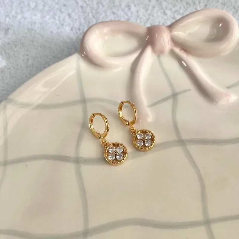 BRINCO ARGOLA CLICK FLORZINHA NO CÍRCULO