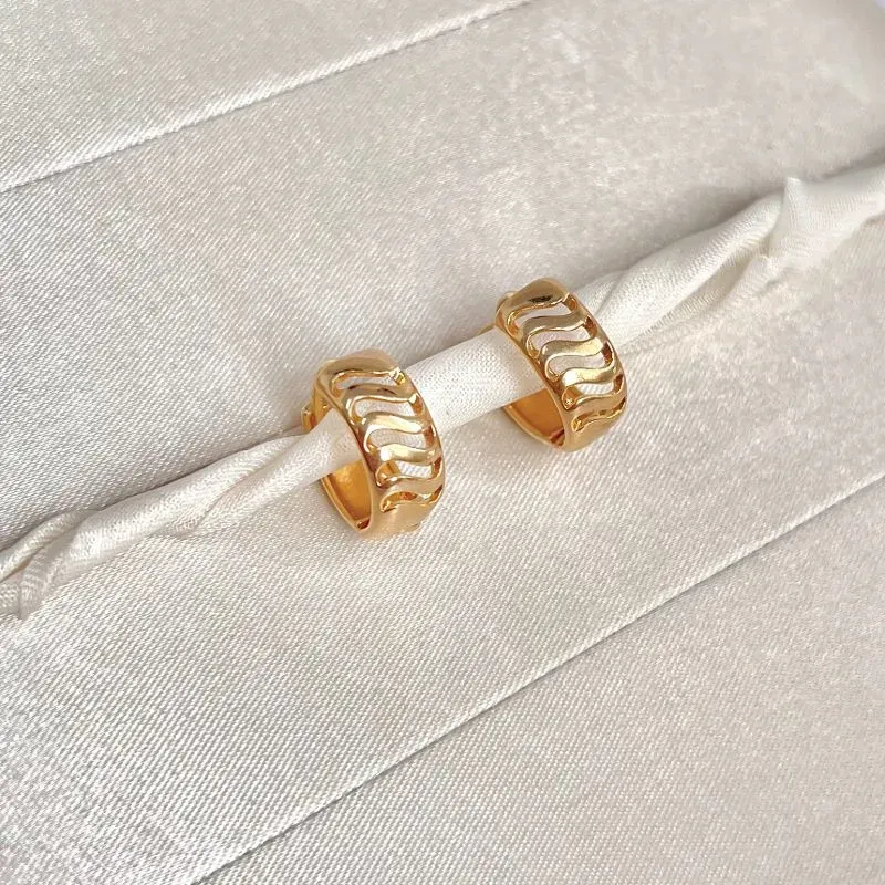 BRINCO ARGOLA CLICK ONDAS VAZADAS