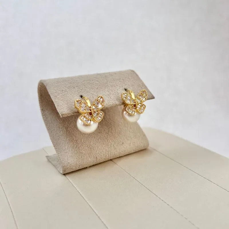 BRINCO ARGOLA COM BORBOLETA E PÉROLA