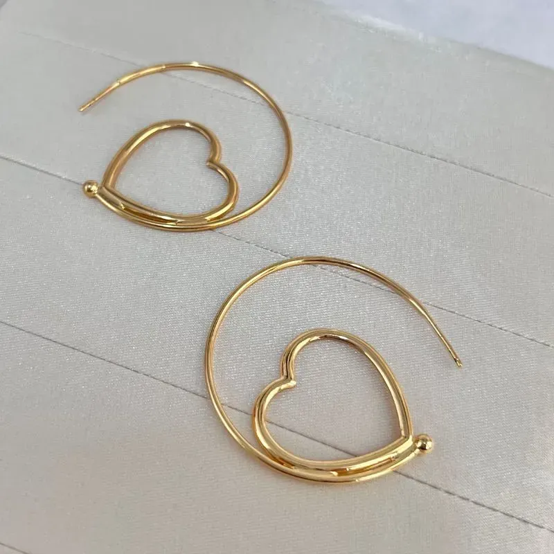 BRINCO ARGOLA COM CORAÇÃO VAZADO NA PONTA