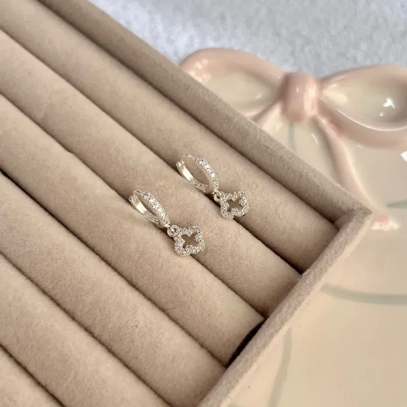 BRINCO ARGOLA COM PINGENTE DE MINI TREVO VAZADO