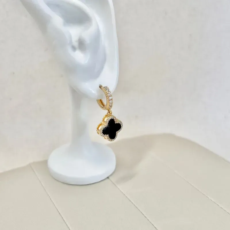 BRINCO ARGOLA CRAVEJADA TREVO PRETO