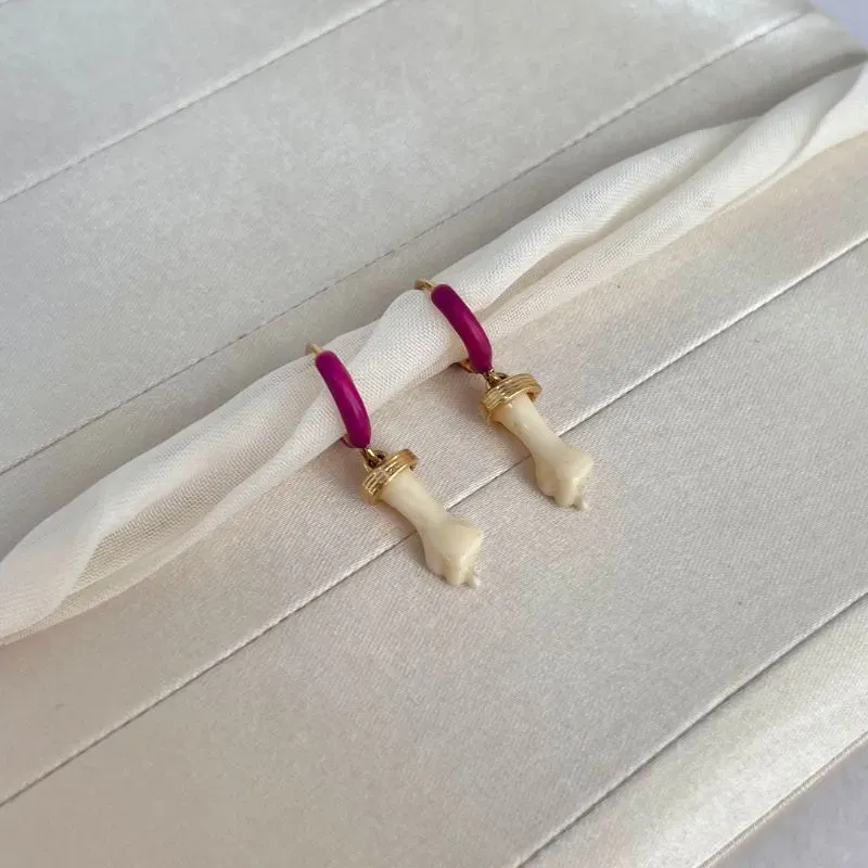 BRINCO ARGOLA DE CLICK RESINADA COM DENTE DE SABRE