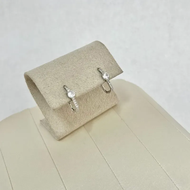 BRINCO ARGOLA FINA RETANGULAR COM MICRO ZIRCONIAS