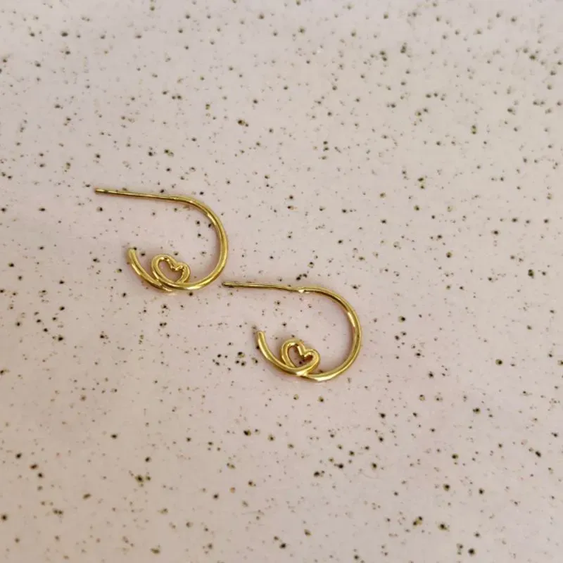 BRINCO ARGOLA FIO COM CORAÇÃO