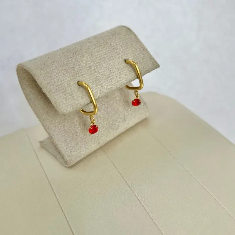 BRINCO ARGOLA QUADRADA COM UMA PEDRINHA VERMELHA DE STRASS