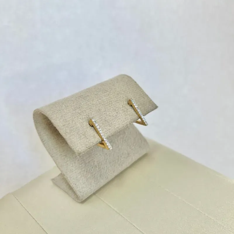 BRINCO ARGOLA TRIÂNGULO MICRO ZIRCONIAS - BRX341