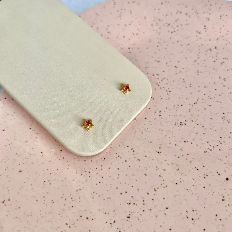 BRINCO ESTRELA COM PEDRINHA DE STRASS VERMELHA
