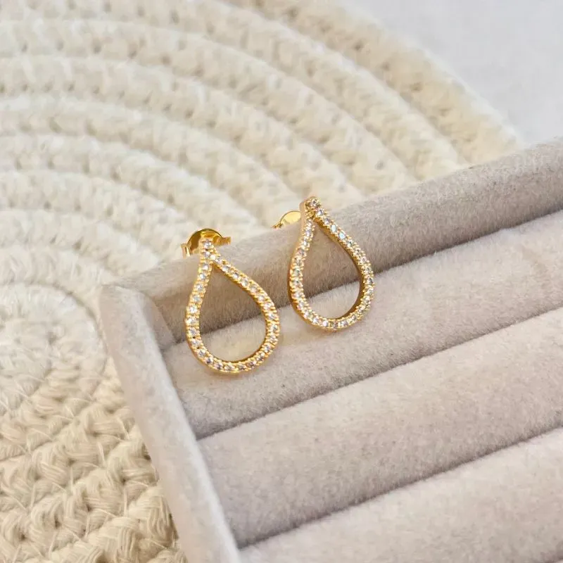 BRINCO GOTA VAZADA CRAVEJADO