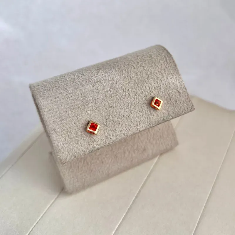 BRINCO MINI QUADRADO STRASS - VERMELHO