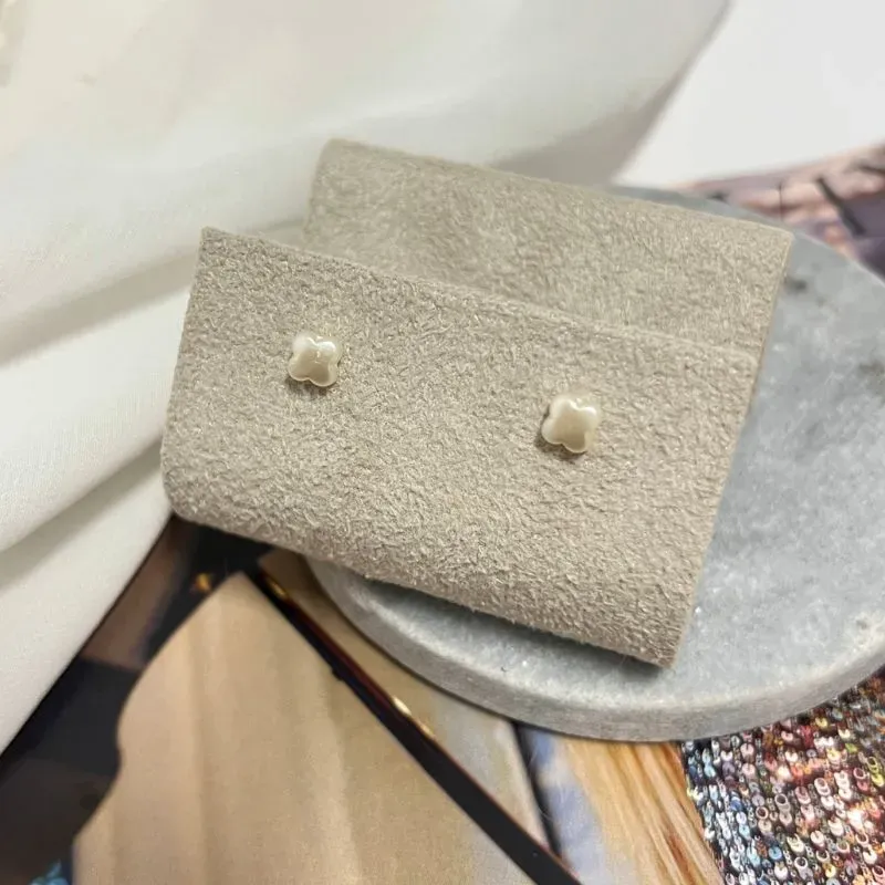 BRINCO MINI TREVO DE PÉROLA 6MM