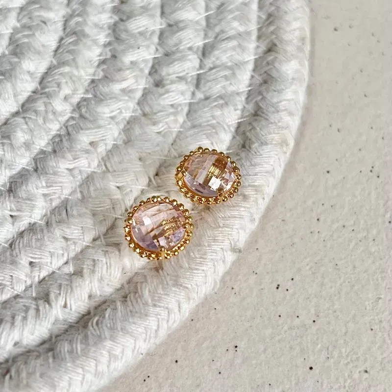 BRINCO PEDRA ROSA FACETADA REDONDA COM ACABAMENTO