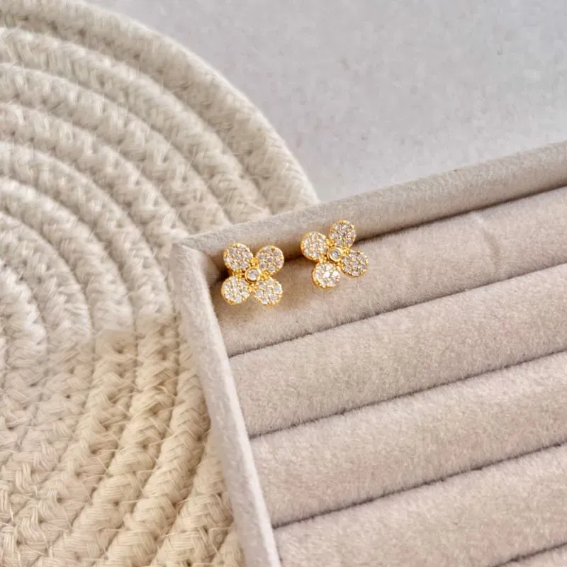 BRINCO TREVO CRAVEJADO COM PONTO DE LUZ NO CENTRO