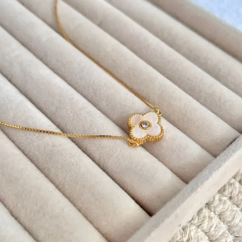 COLAR 1 TREVO EM MADRE PÉROLA E PONTO DE LUZ