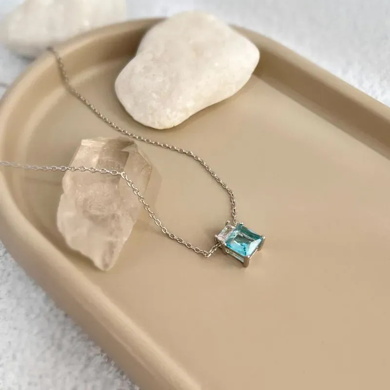 COLAR DIANA COM PINGENTE QUADRADO AQUA