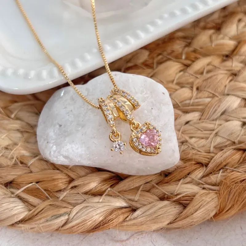 COLAR PINGENTE CORAÇÃO ROSA COM PONTO DE LUZ