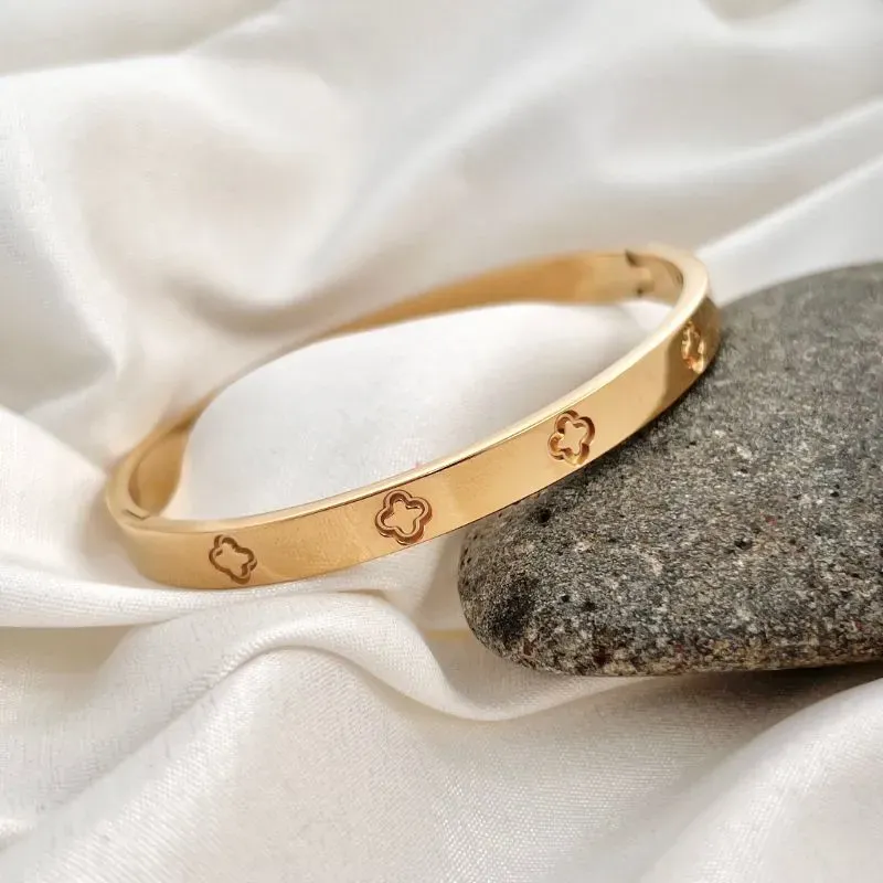 BRACELETE AÇO INOX TREVOS BAIXO RELEVO