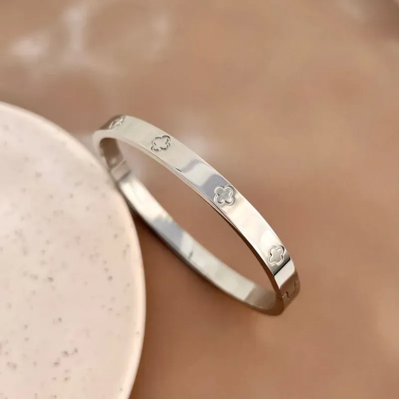 BRACELETE AÇO INOX TREVOS EM BAIXO RELEVO