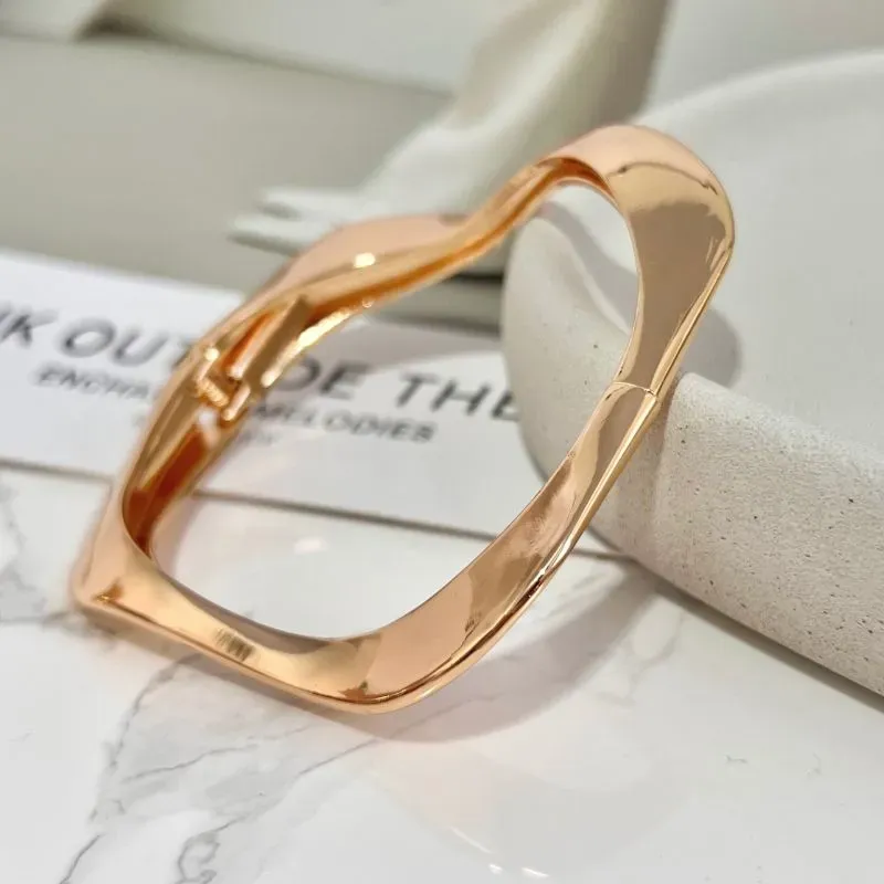 BRACELETE BOLD QUADRADO COM ONDAS