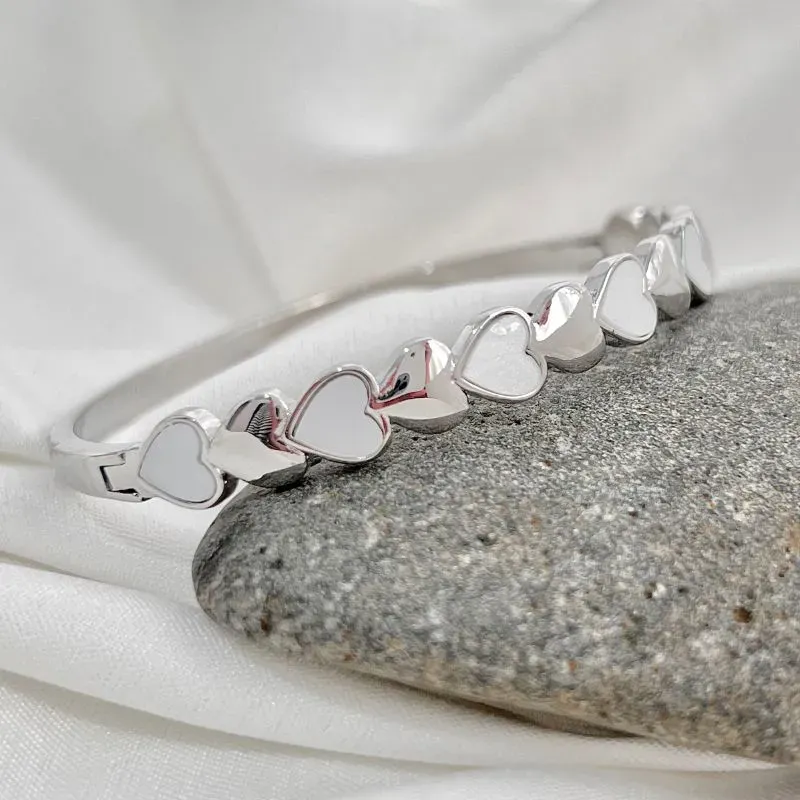 BRACELETE CORAÇÕES LISOS E MADRE PÉROLA