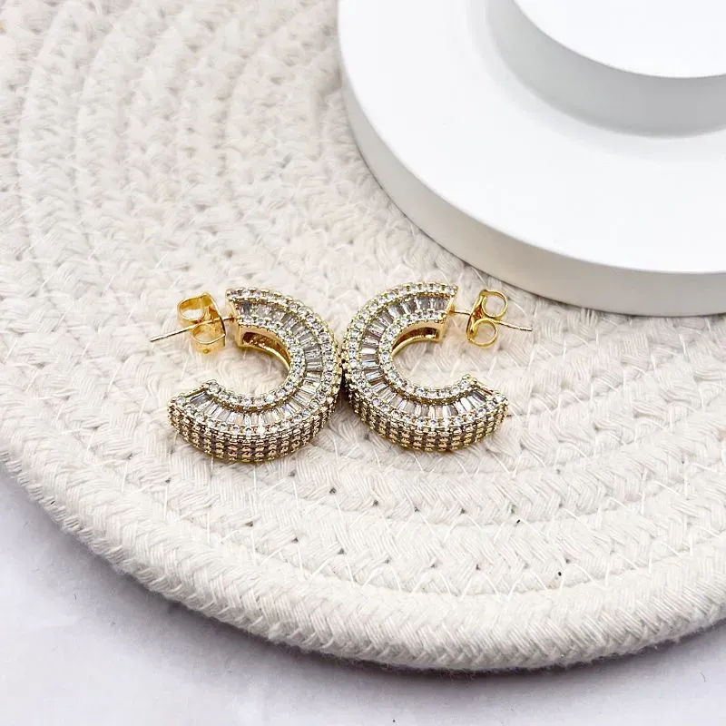 BRINCO ARGOLA PINO ZIRCONIAS CRISTAL