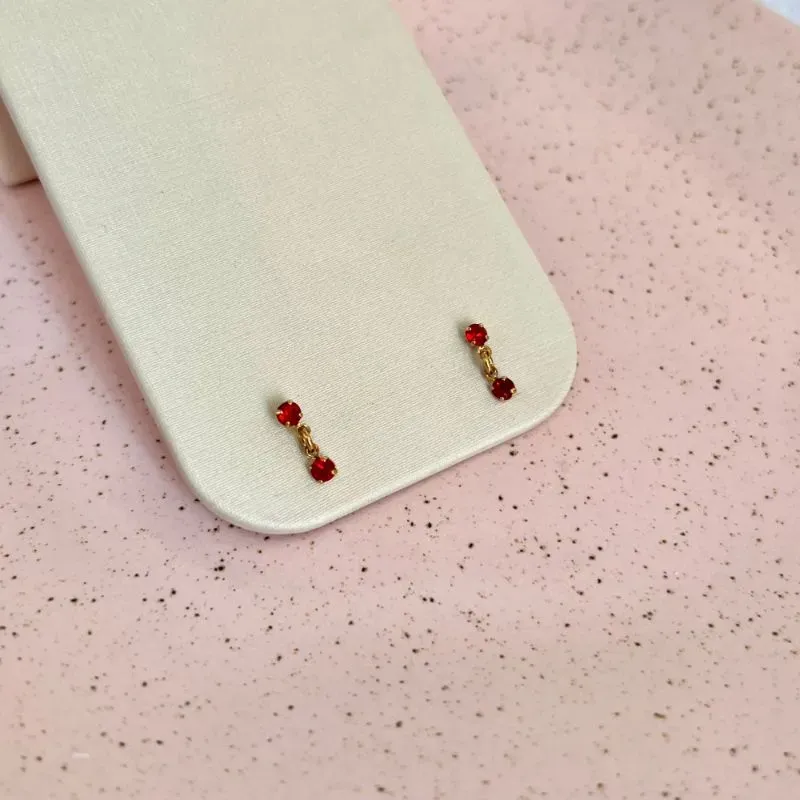 BRINCO COM DUAS PEDRINHAS STRASS VERMELHO