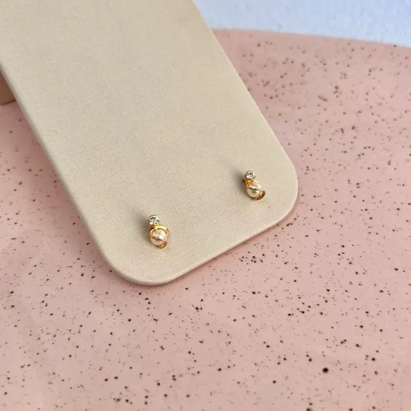 BRINCO MINI PÉROLA COM TRABALHADO E PONTO DE LUZ